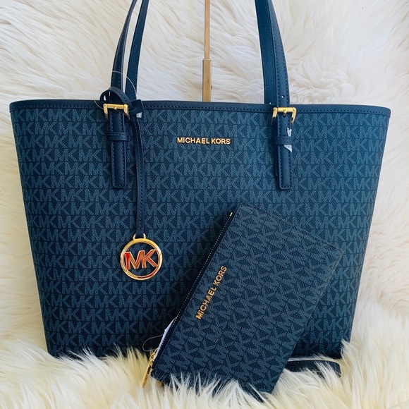 Michael Kors Handbags - MICHAEL KORS  MEDIUM CARRYALL TOTE W/ WALLET